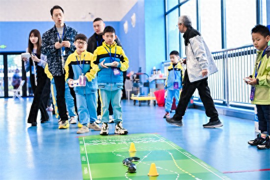 2024年全国创芯智力电子制作亲子赛总决赛在杭州开赛，1400组家庭共探科技奥秘-AI网创